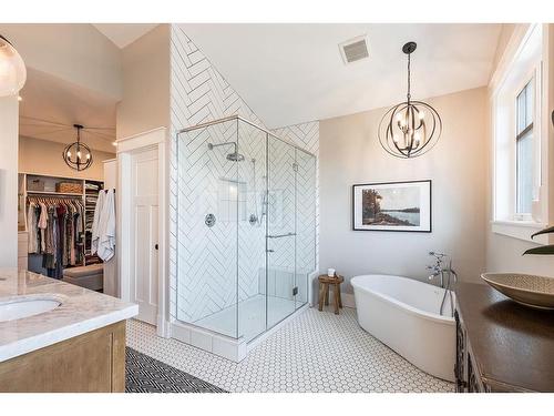 401 2 Avenue Se, Medicine Hat, AB - Indoor Photo Showing Bathroom