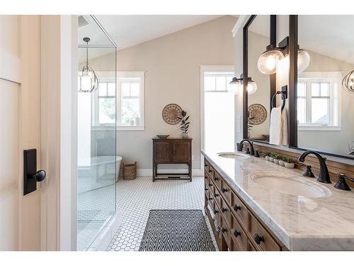 401 2 Avenue Se, Medicine Hat, AB - Indoor Photo Showing Bathroom