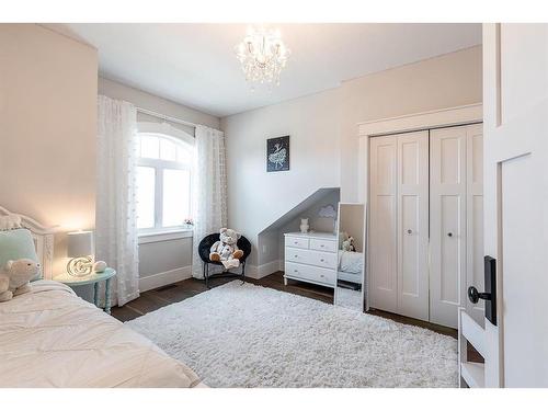 401 2 Avenue Se, Medicine Hat, AB - Indoor Photo Showing Bedroom