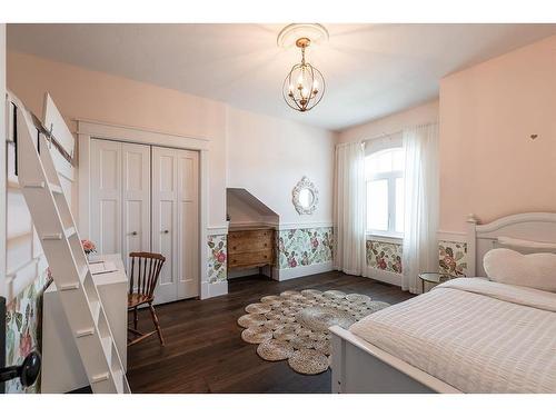 401 2 Avenue Se, Medicine Hat, AB - Indoor Photo Showing Bedroom