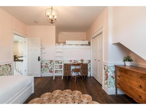 401 2 Avenue Se, Medicine Hat, AB - Indoor Photo Showing Bedroom