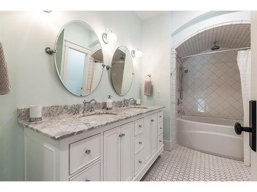 401 2 Avenue Se, Medicine Hat, AB - Indoor Photo Showing Bathroom