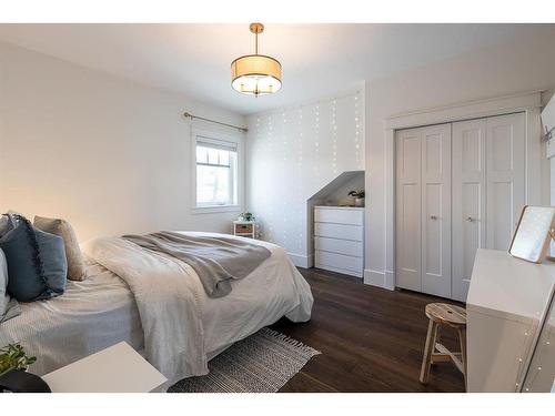 401 2 Avenue Se, Medicine Hat, AB - Indoor Photo Showing Bedroom