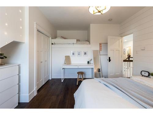 401 2 Avenue Se, Medicine Hat, AB - Indoor Photo Showing Bedroom