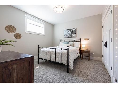 401 2 Avenue Se, Medicine Hat, AB - Indoor Photo Showing Bedroom