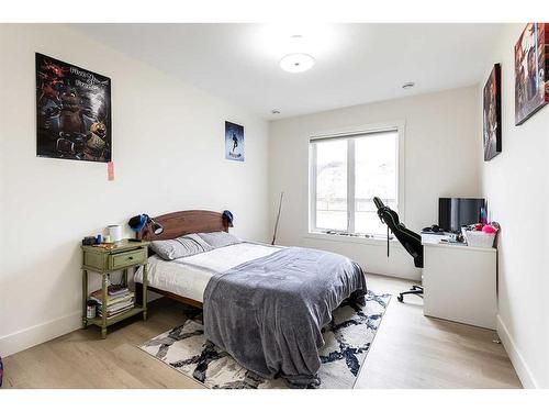 24 Heron Court Sw, Medicine Hat, AB - Indoor Photo Showing Bedroom