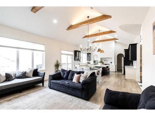 24 Heron Court Sw, Medicine Hat, AB - Indoor Photo Showing Living Room