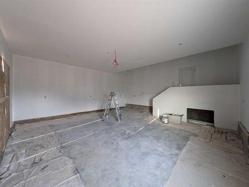 35 Sierra Road Sw, Medicine Hat, AB - Indoor Photo Showing Other Room