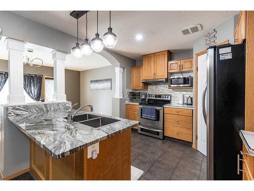 32 Stonegate Crescent Se, Medicine Hat, AB - Indoor Photo Showing Kitchen With Double Sink