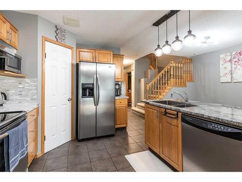 32 Stonegate Crescent Se, Medicine Hat, AB - Indoor Photo Showing Kitchen With Double Sink