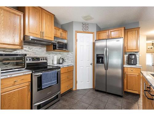 32 Stonegate Crescent Se, Medicine Hat, AB - Indoor Photo Showing Kitchen