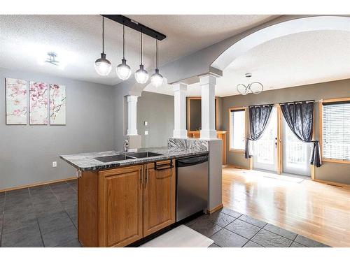 32 Stonegate Crescent Se, Medicine Hat, AB - Indoor Photo Showing Kitchen