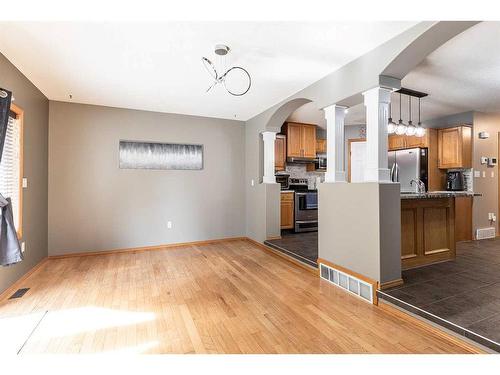 32 Stonegate Crescent Se, Medicine Hat, AB - Indoor Photo Showing Kitchen