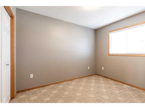 32 Stonegate Crescent Se, Medicine Hat, AB - Indoor Photo Showing Other Room