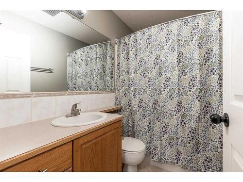 32 Stonegate Crescent Se, Medicine Hat, AB - Indoor Photo Showing Bathroom