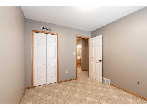 32 Stonegate Crescent Se, Medicine Hat, AB - Indoor Photo Showing Other Room