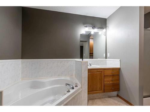 32 Stonegate Crescent Se, Medicine Hat, AB - Indoor Photo Showing Bathroom