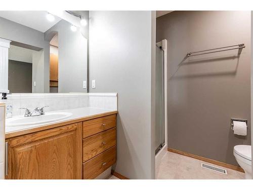 32 Stonegate Crescent Se, Medicine Hat, AB - Indoor Photo Showing Bathroom