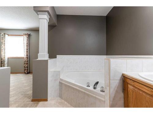 32 Stonegate Crescent Se, Medicine Hat, AB - Indoor Photo Showing Bathroom