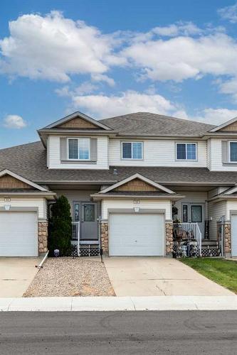 32 Stonegate Crescent Se, Medicine Hat, AB - Outdoor With Facade