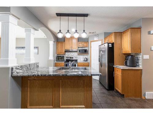 32 Stonegate Crescent Se, Medicine Hat, AB - Indoor Photo Showing Kitchen