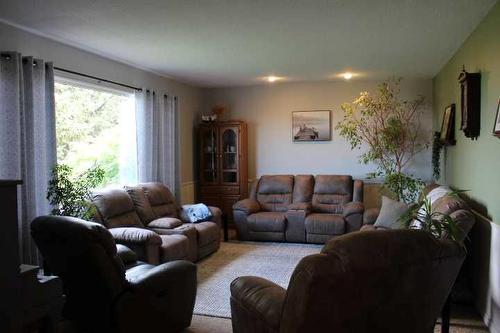 115054 103 Range Road North, Bow Island, AB - Indoor Photo Showing Living Room