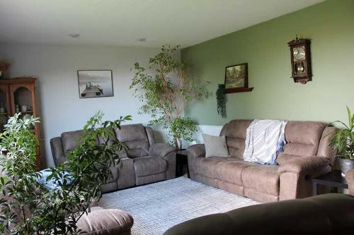 115054 103 Range Road North, Bow Island, AB - Indoor Photo Showing Living Room