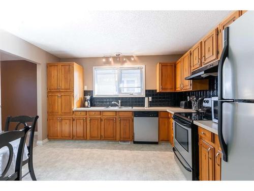 55 Markwick Drive Se, Medicine Hat, AB - Indoor Photo Showing Kitchen