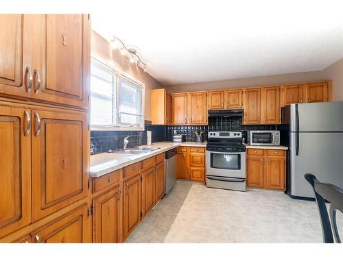 55 Markwick Drive Se, Medicine Hat, AB - Indoor Photo Showing Kitchen With Double Sink