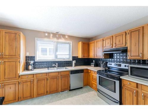 55 Markwick Drive Se, Medicine Hat, AB - Indoor Photo Showing Kitchen With Double Sink