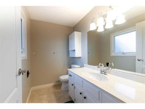 55 Markwick Drive Se, Medicine Hat, AB - Indoor Photo Showing Bathroom