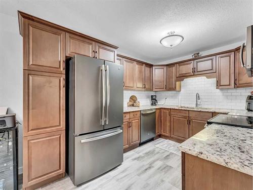 1-1165 16 Street Ne, Medicine Hat, AB - Indoor Photo Showing Kitchen