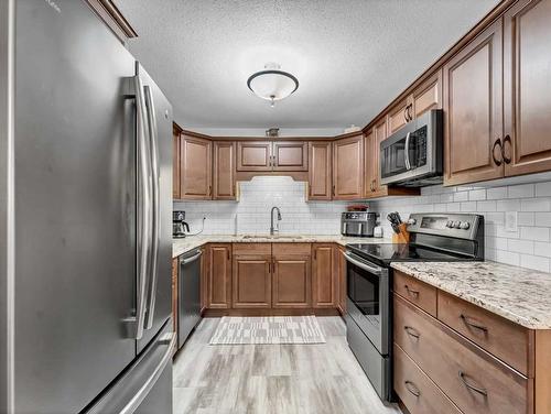 1-1165 16 Street Ne, Medicine Hat, AB - Indoor Photo Showing Kitchen