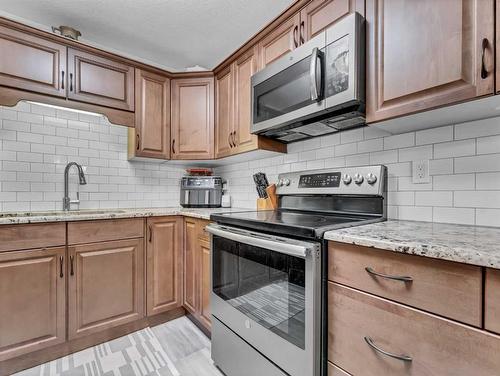 1-1165 16 Street Ne, Medicine Hat, AB - Indoor Photo Showing Kitchen