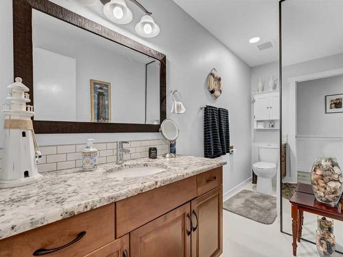 1-1165 16 Street Ne, Medicine Hat, AB - Indoor Photo Showing Bathroom