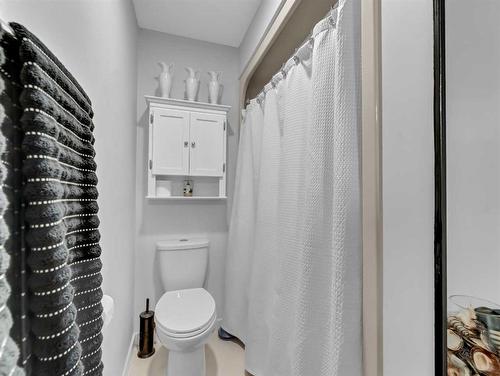 1-1165 16 Street Ne, Medicine Hat, AB - Indoor Photo Showing Bathroom