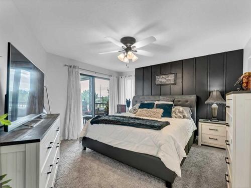 1-1165 16 Street Ne, Medicine Hat, AB - Indoor Photo Showing Bedroom