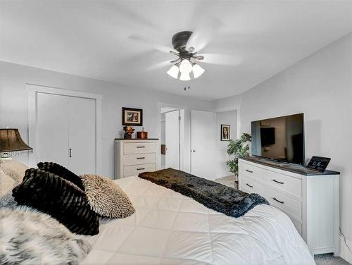 1-1165 16 Street Ne, Medicine Hat, AB - Indoor Photo Showing Bedroom