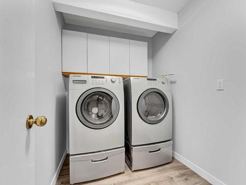 1-1165 16 Street Ne, Medicine Hat, AB - Indoor Photo Showing Laundry Room