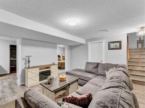 1-1165 16 Street Ne, Medicine Hat, AB - Indoor Photo Showing Living Room