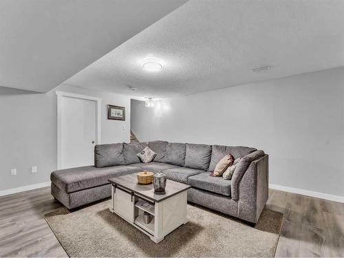 1-1165 16 Street Ne, Medicine Hat, AB - Indoor Photo Showing Living Room