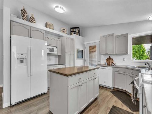 34 Sundown Road Sw, Medicine Hat, AB - Indoor Photo Showing Kitchen