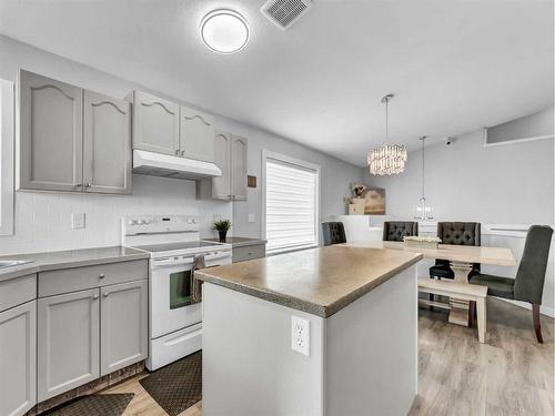 34 Sundown Road Sw, Medicine Hat, AB - Indoor Photo Showing Kitchen