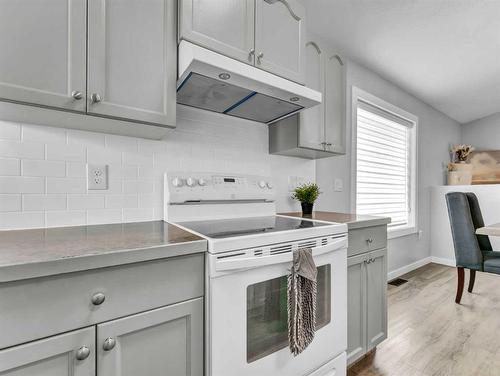 34 Sundown Road Sw, Medicine Hat, AB - Indoor Photo Showing Kitchen