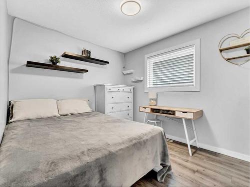 34 Sundown Road Sw, Medicine Hat, AB - Indoor Photo Showing Bedroom