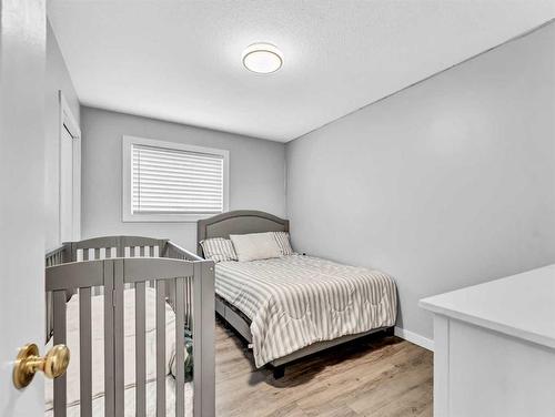 34 Sundown Road Sw, Medicine Hat, AB - Indoor Photo Showing Bedroom