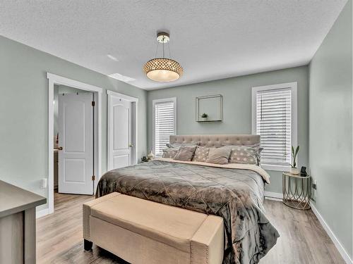 34 Sundown Road Sw, Medicine Hat, AB - Indoor Photo Showing Bedroom