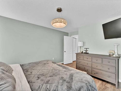 34 Sundown Road Sw, Medicine Hat, AB - Indoor Photo Showing Bedroom