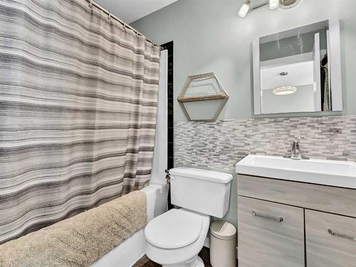 34 Sundown Road Sw, Medicine Hat, AB - Indoor Photo Showing Bathroom