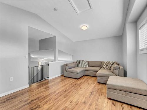 34 Sundown Road Sw, Medicine Hat, AB - Indoor Photo Showing Living Room